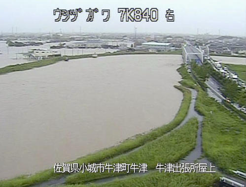 大雨の影響で増水した佐賀県小城市内を流れる牛津川（国土交通省九州地方整備局提供＝共同）