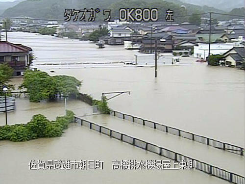 大雨の影響で増水した佐賀県武雄市内を流れる武雄川（国土交通省九州地方整備局提供＝共同）