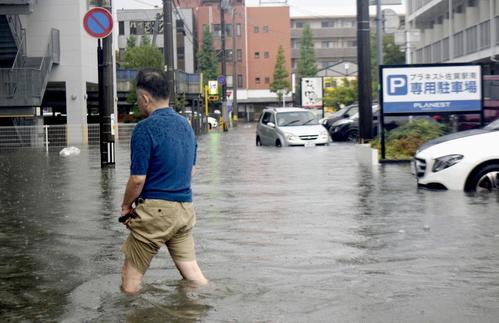 大雨の影響で冠水した佐賀市内の道路（共同）
