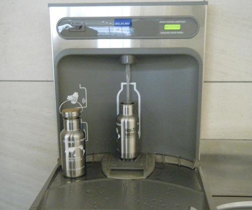 米サンフランシスコ空港に設置されたマイボトル用の給水器（高田秀重教授提供）