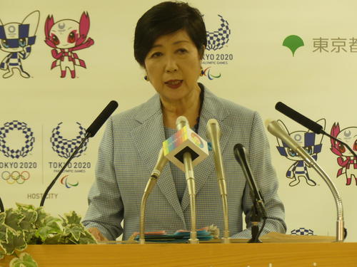 定例会見に臨む小池百合子都知事