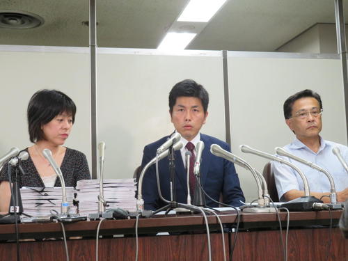 会見を開き、署名が29万筆を超えたことを明らかにした、松永真菜さんの夫（中央）（撮影・村上幸将）