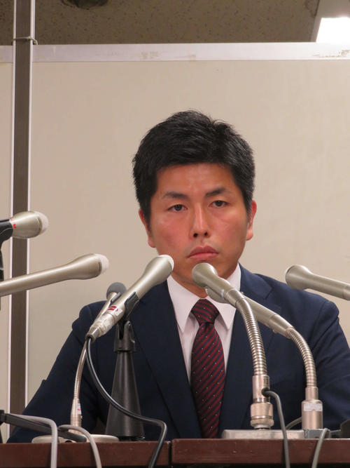 質疑応答の中で、失った妻子のことを語る中で声を震わせた、松永真菜さんの夫（撮影・村上幸将）