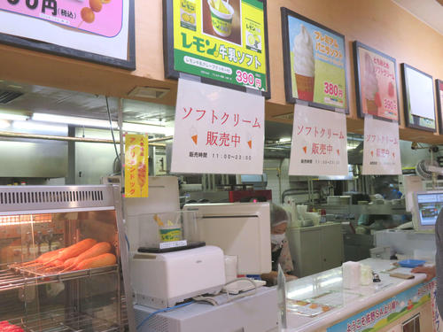 営業を再開した東北道・佐野サービスエリア上り線のソフトクリーム売り場（27日撮影）