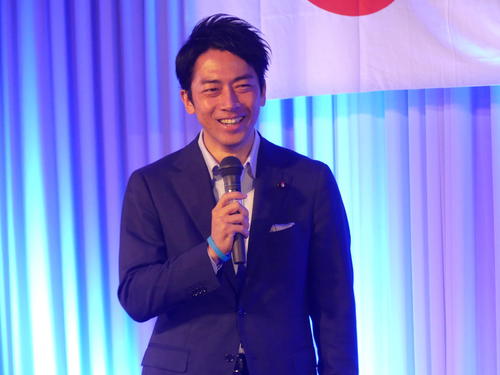 「0歳児からの活動報告会」で結婚を祝福され、笑顔で応じる自民党の小泉進次郎厚労部会長