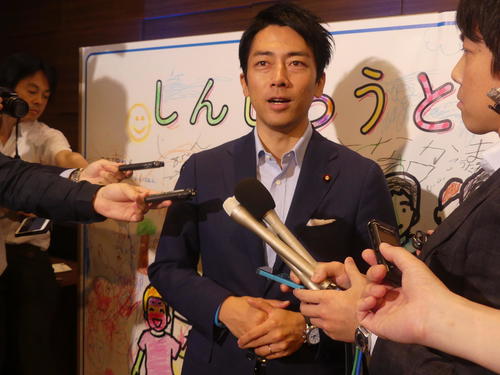活動報告会後に取材に応じる自民党の小泉進次郎厚労部会長