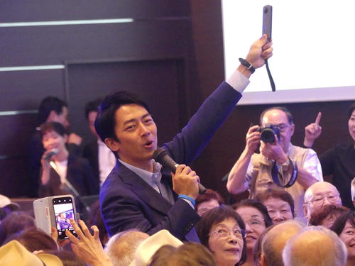 360度撮影できるカメラで会合出席者と記念撮影する自民党の小泉進次郎厚労部会長