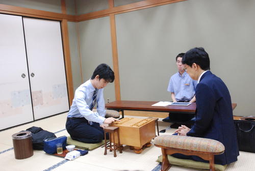 谷川浩司九段（右）との対局で初手を藤井聡太七段（撮影・松浦隆司）