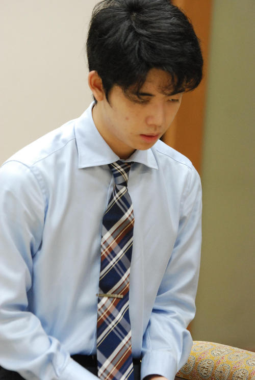 あこがれの棋士、谷川浩司九段との対局に臨んだ藤井聡太七段（撮影・松浦隆司）