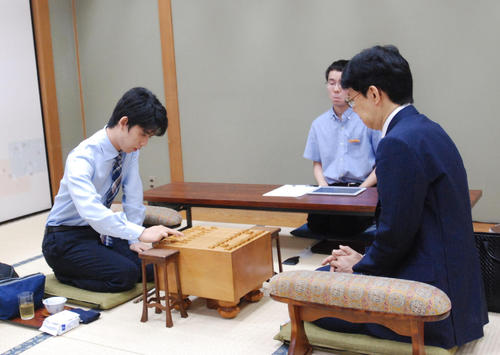 谷川浩司九段（右）との対局で初手を藤井聡太七段（撮影・松浦隆司）