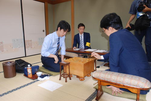 谷川浩司九段（右）と感想戦をする藤井聡太七段（撮影・松浦隆司）