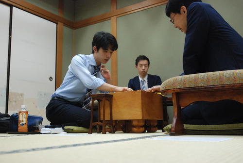 谷川浩司九段（右）と感想戦をする藤井聡太七段（撮影・松浦隆司）