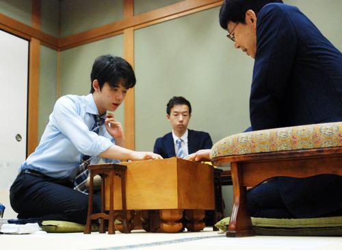 感想戦をする藤井聡太七段（撮影・松浦隆司）