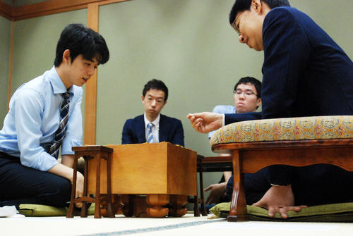 藤井聡太七段（左）と感想戦をする谷川浩司九段（撮影・松浦隆司）