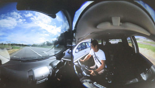 360度をフルにカバーする全方位型の映像（カーメイト提供）