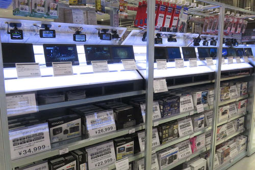 自動車用品店にはドラレコがずらりと並ぶ（撮影・大上悟）