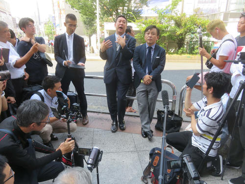 JR新宿駅東口の交番前でN国の立花孝志党首（左）と菅野完氏が路上討論を展開した（撮影・大上悟）
