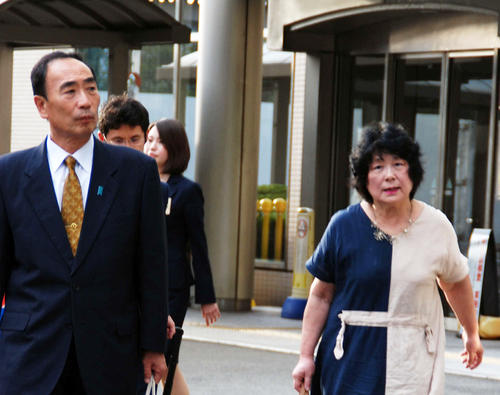 大阪地裁を後にする学校法人「森友学園」の前理事長籠池泰典被告（左）と妻諄子被告（撮影・松浦隆司）