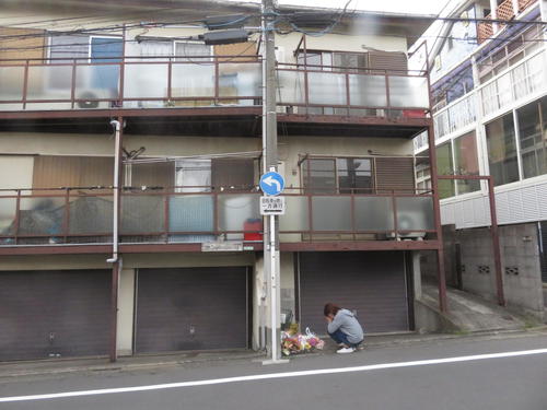船戸結愛ちゃんが住んでいたアパート前の路上へ献花に訪れた女性（2018年6月8日撮影）
