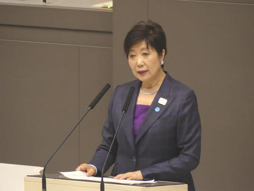 都議会の本会議で、所信を述べる小池百合子都知事