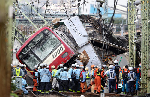 京浜急行の電車がトラックと衝突した事故現場（撮影・狩俣裕三）