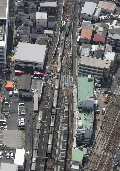 京浜急行の神奈川新町―仲木戸間の踏切で、トラックと電車が衝突した事故現場（共同）