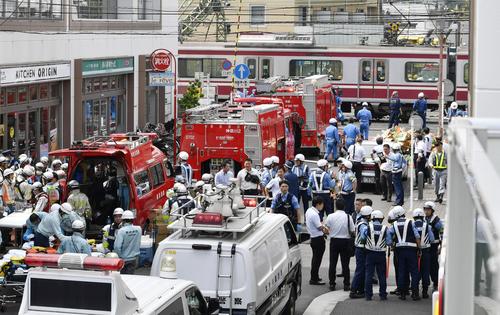 京浜急行の車両とトラックが衝突した事故現場に集まる警察官ら（共同）