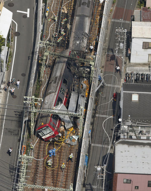 京浜急行の神奈川新町－仲木戸間の踏切で、トラックと電車が衝突した事故現場（共同）