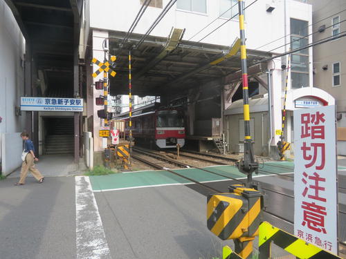 衝突事故の影響で止まる京急電鉄車両