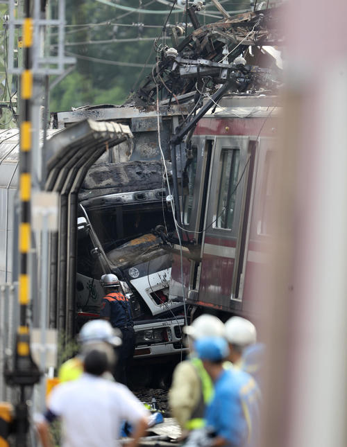 京急車両と衝突し焼け焦げたトラック（撮影・狩俣裕三）