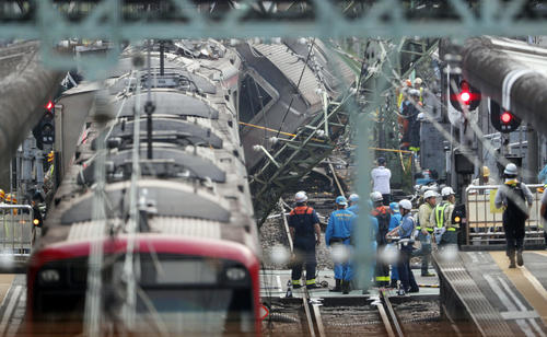 トラックと衝突し、脱線した京急三崎口行きの快特電車。手前は神奈川新町駅＝午後4時ごろ（撮影・狩俣裕三）