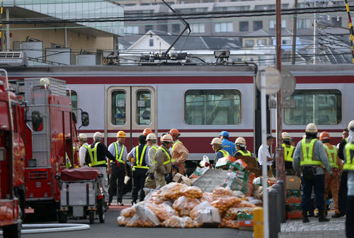 トラックと衝突した京急車両の手前には、積まれたと思われるオレンジの袋が無造作に転がっていた（撮影・狩俣裕三）