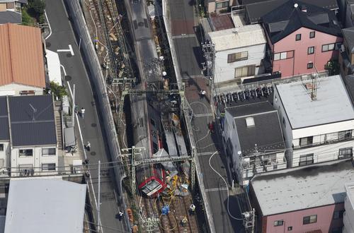 京浜急行の神奈川新町―仲木戸間の踏切で、トラックと電車が衝突した事故現場（共同）