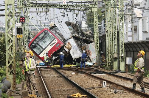 京浜急行の神奈川新町－仲木戸間の踏切で、トラックと衝突し脱線した車両（共同）