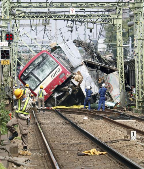 京浜急行の神奈川新町―仲木戸間の踏切で、トラックと衝突し脱線した車両（共同）