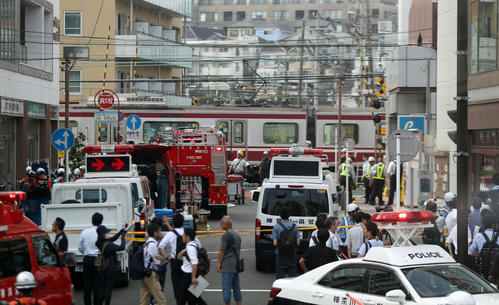 トラックと衝突し脱線した快特電車の車両＝午後4時ごろ（撮影・狩俣裕三）