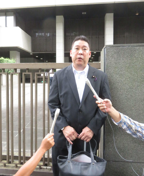 「青汁王子」の都知事選に出馬意向を説明するN国の立花孝志党首（撮影・大上悟）