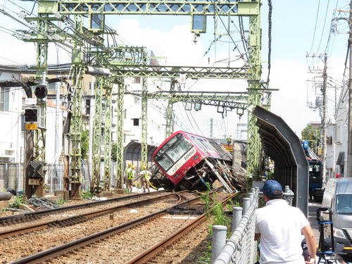 京急線事故車輌の撤去作業現場（撮影・佐藤成）