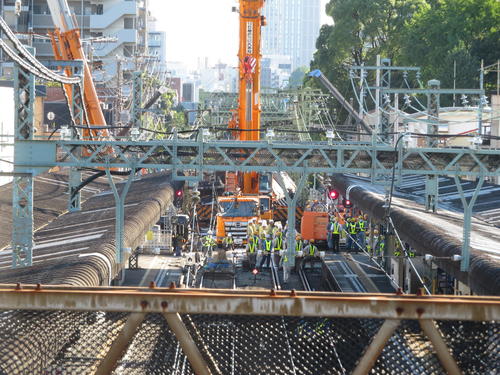 京急線事故車輌の撤去作業現場（撮影・佐藤成）