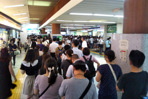 台風15号の影響で混乱するJR新木場駅=9日午前11時半(撮影・鹿野芳博)