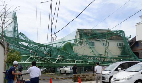 台風15号の影響でネットごと倒壊し、住宅を直撃したゴルフ練習場のポール(共同)
