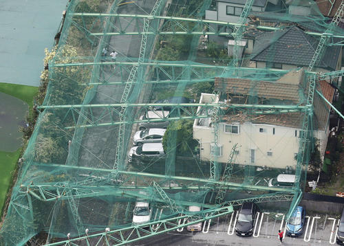 台風15号の影響でネットごと倒壊したゴルフ練習場のポールが住宅を直撃した(共同)