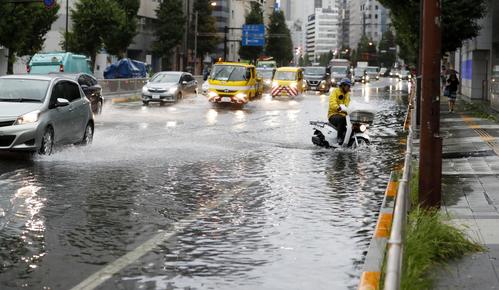台風15号の影響で冠水した国道(共同)