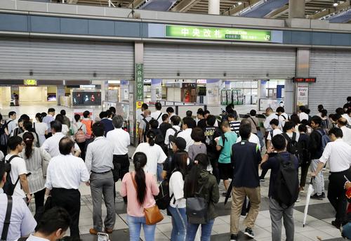 台風15号の影響で首都圏のJR在来線の「計画運休」が実施され、品川駅で運転再開を待つ人たち(共同)