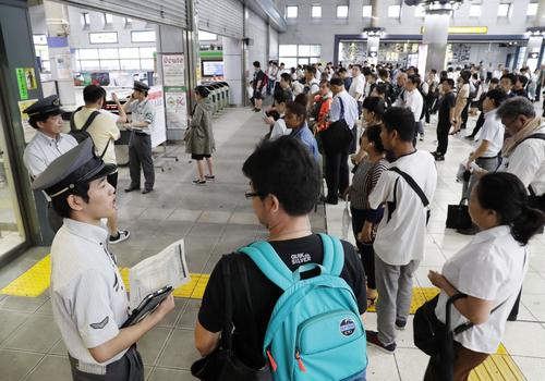 台風15号の影響で首都圏のJR在来線の「計画運休」が実施され、品川駅で運転再開を待つ人たち(共同)