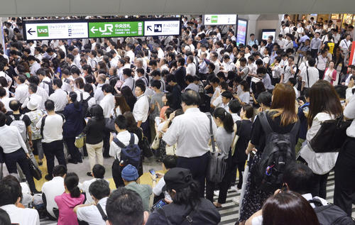 台風15号の影響で首都圏のJR在来線の「計画運休」が実施され、通勤客でごった返す浦和駅(共同)