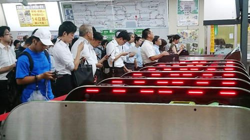 台風15号の影響で首都圏のJR在来線の「計画運休」が実施され、新浦安駅で運転再開を待つ人たち(共同)