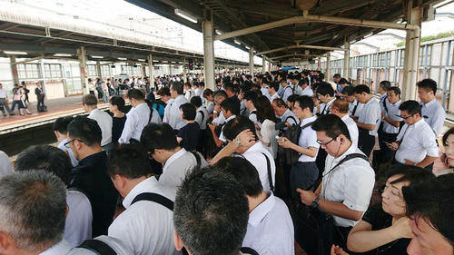 台風15号の影響による運休が再開され、JR新浦安駅のホームで電車を待つ人たち(共同)