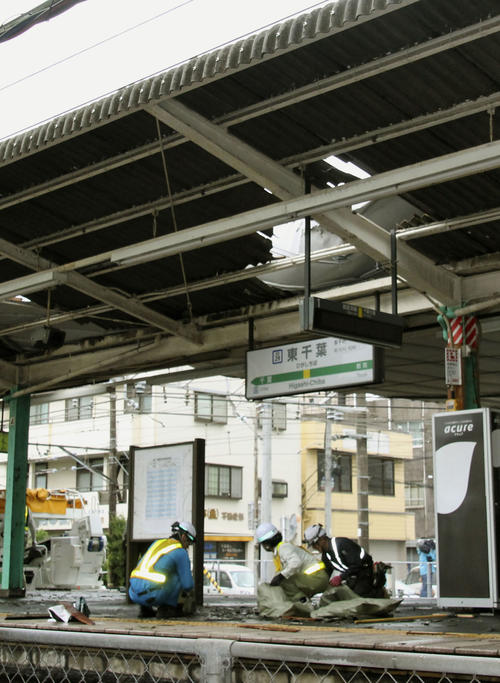 台風15号の影響で、屋根の一部がはがれ落ちたJR東千葉駅(共同)