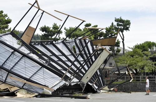 台風15号による強風で飛ばされた海の家の屋根(共同)